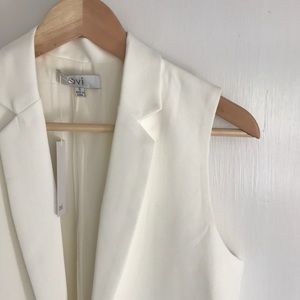 OVI NWT Sleeveless Cream Blazer